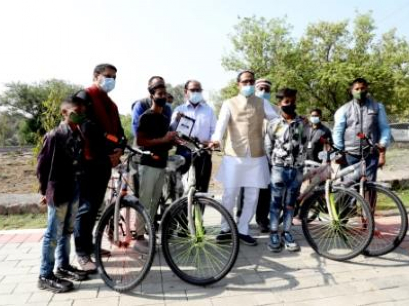 पर्यावरण प्रेमी बच्चों को सीएम ने दी साईकिल